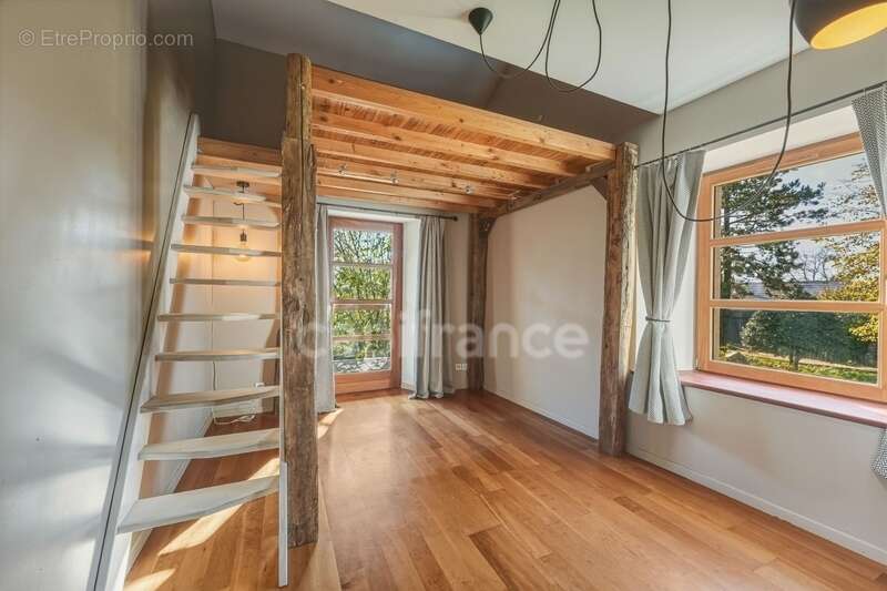 Maison à SAINT-GENIS-POUILLY