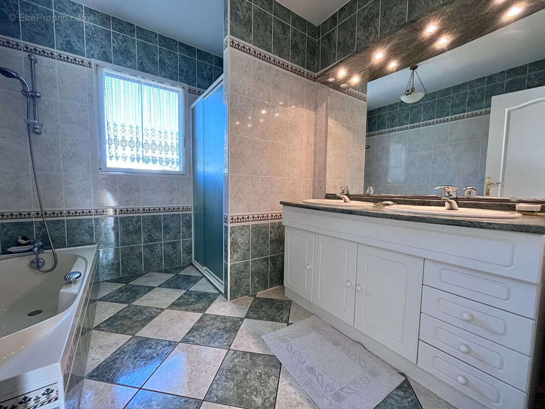 A VENDRE - Maison Le Cloitre Saint Thegonnec 5 pièce(s) - photo 11