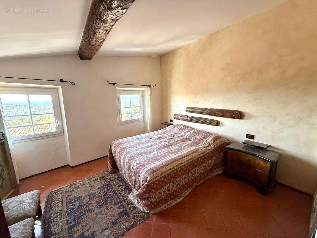 Maison à CHATEAUNEUF-GRASSE