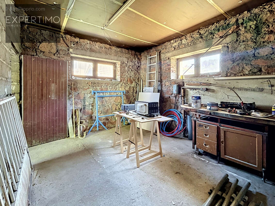 Maison avec potentiel sur deux niveaux   garage et stationnements   Vivier-Pont - photo 10