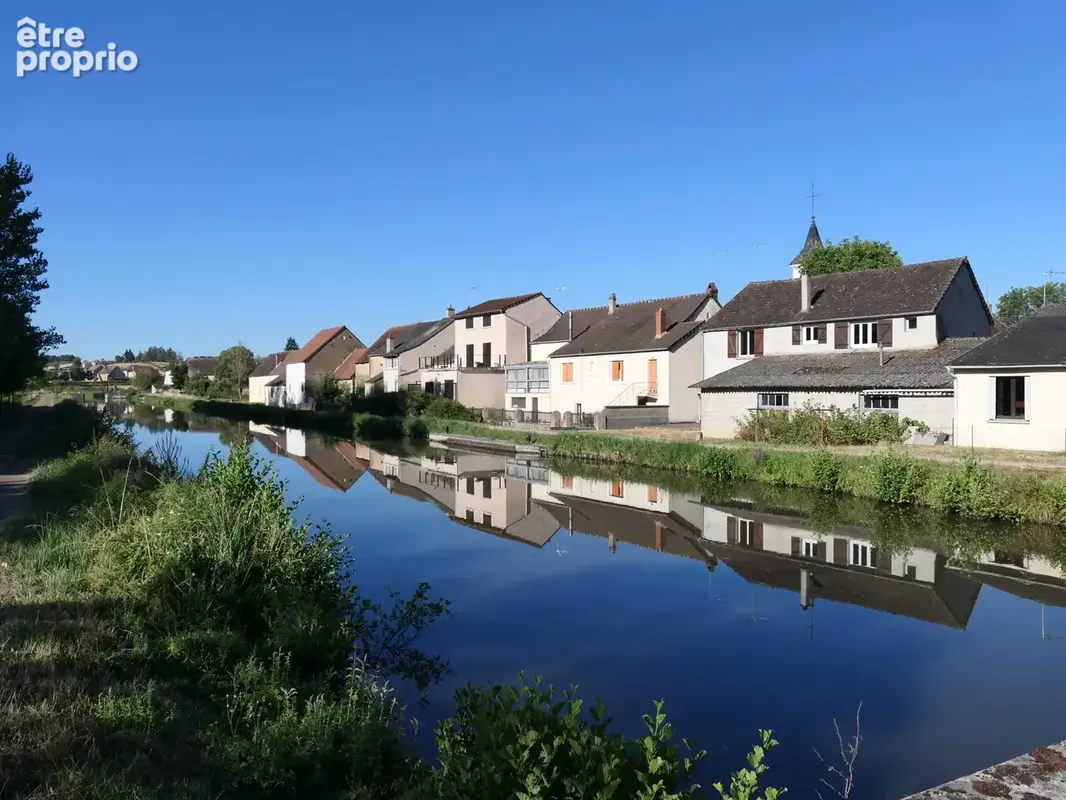 Emnsemble immobilier borde par le canal du nivernais - photo 4