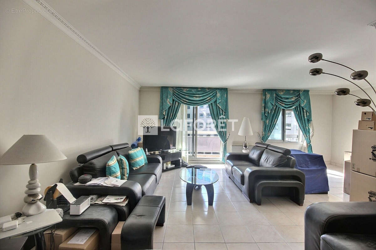 Appartement à COURBEVOIE