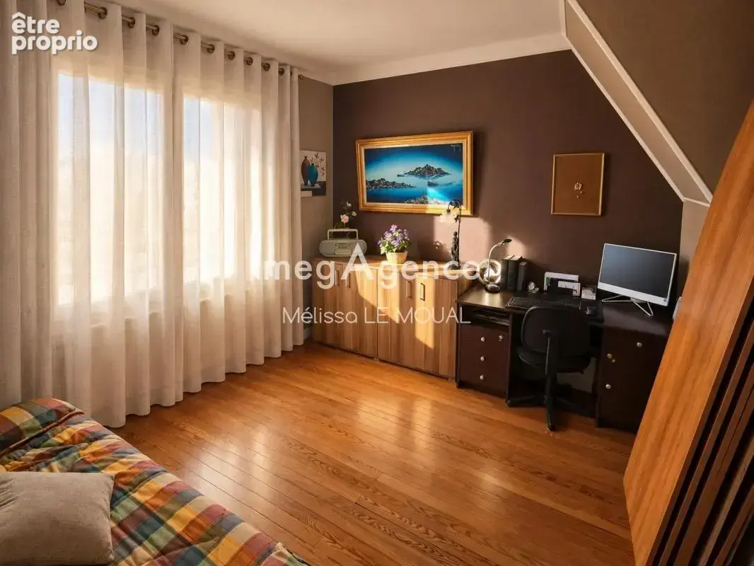 RIANTEC – Maison familiale avec jardin, garage et dépendances - photo 6