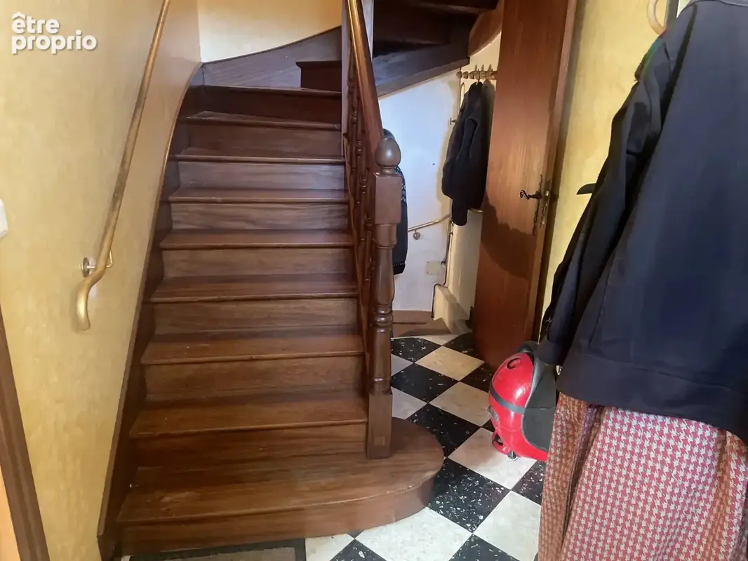 GRANDE MAISON de ville avec garage. - photo 5