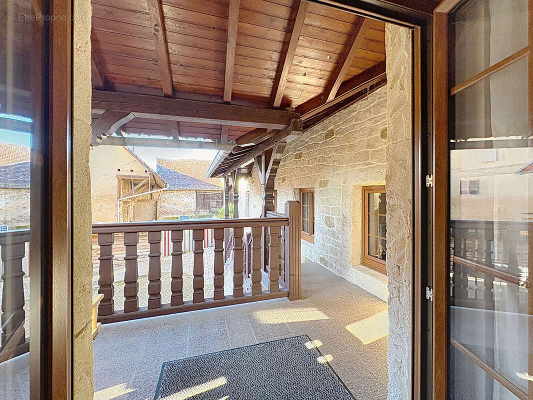 Corps de ferme 176 m² - cour et jardin avec bassin - 5 chambres - photo 2
