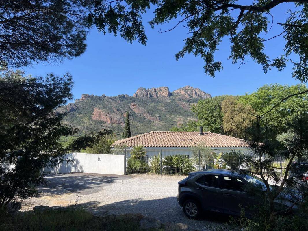 Terrain à ROQUEBRUNE-SUR-ARGENS