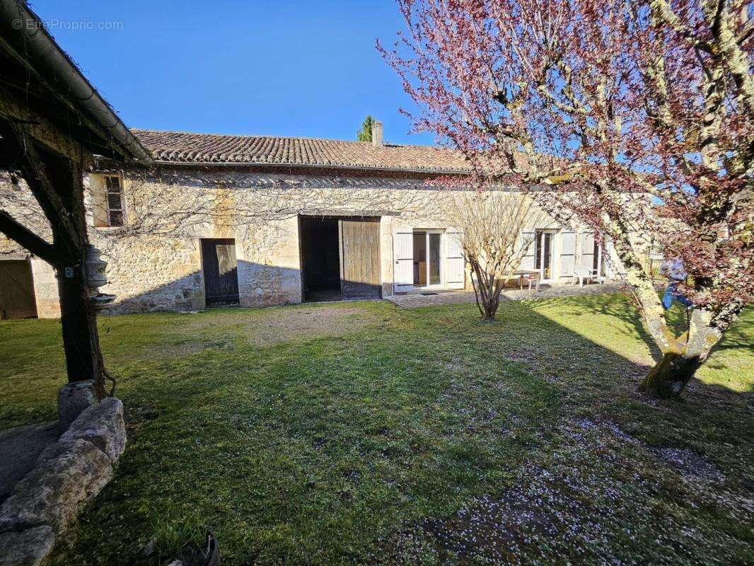 Maison à ANTONNE-ET-TRIGONANT