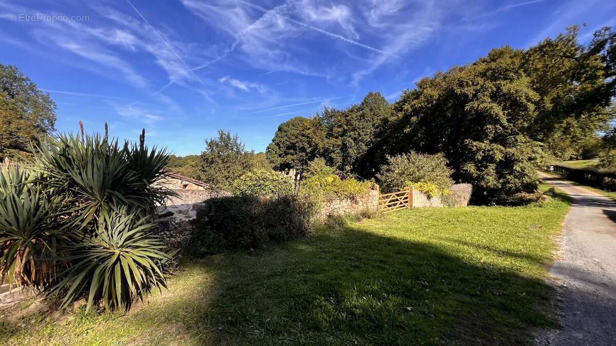 Maison à SAINT-PIERRE-DE-FRUGIE