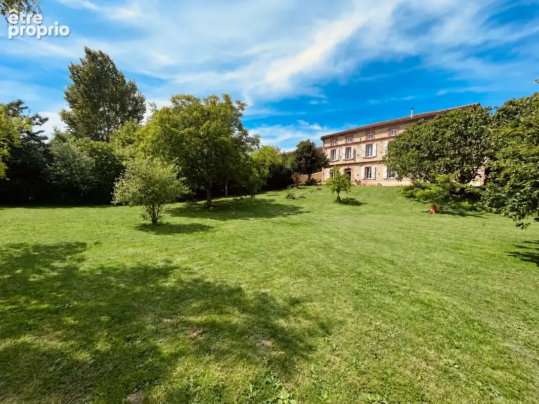 Maison de caractère avec dépendances et terrain de plus d’1,4 hectare. - photo 2