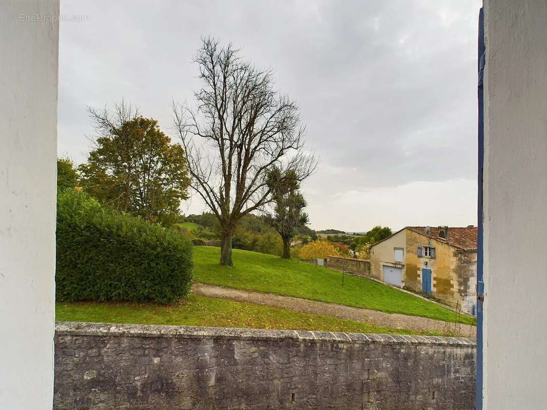 Maison à VILLEBOIS-LAVALETTE