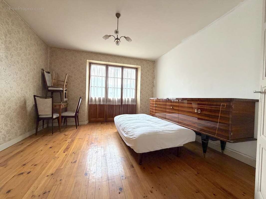 Maison à rénover avec terrain et garages - photo 2