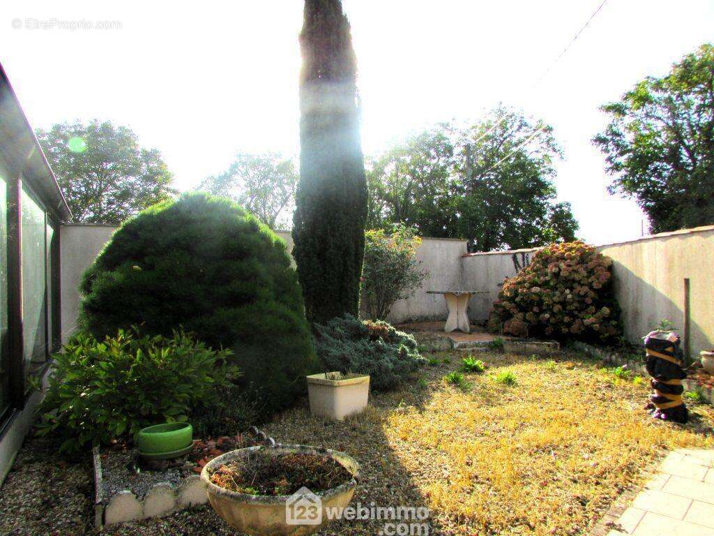 Une porte côté rue permet d&#039;accéder à la maison par la cour. - Maison à LENCLOITRE