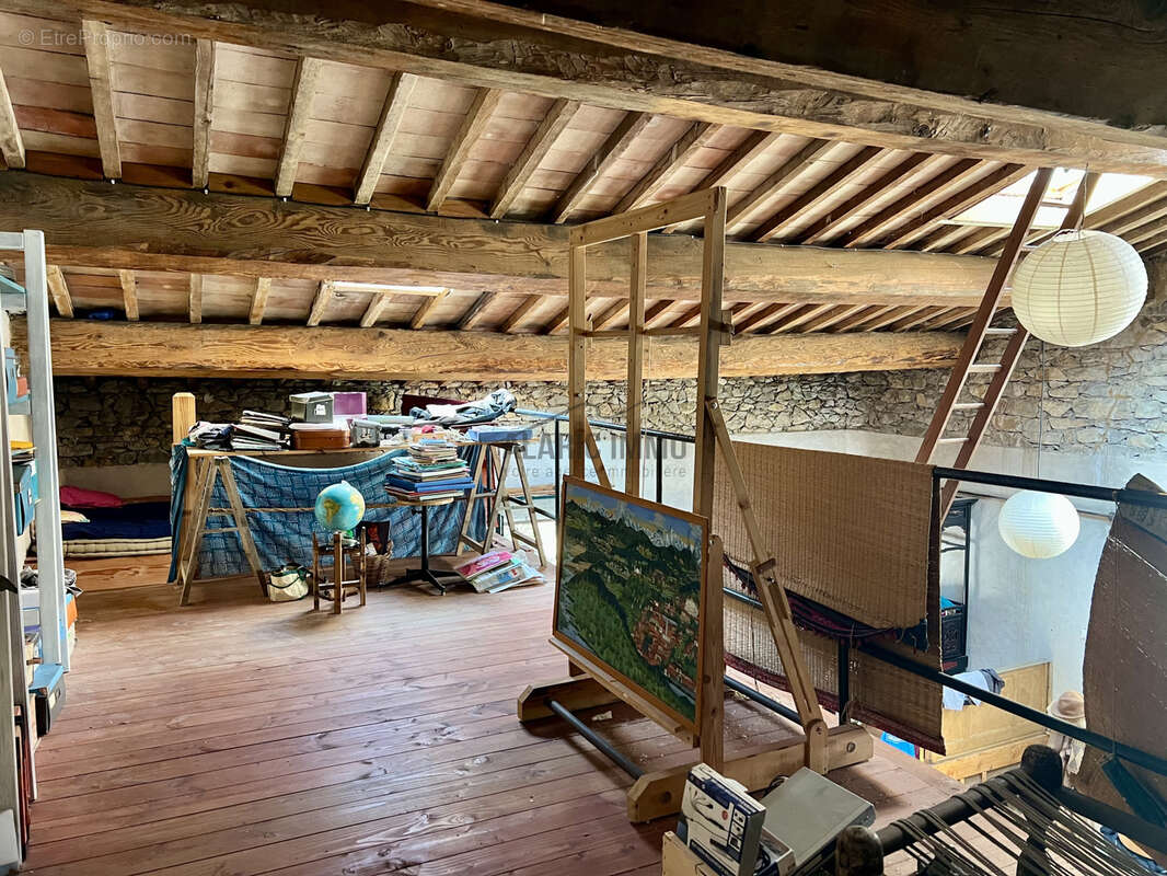 Ancienne remise aménagée type loft à fort potentiel - photo 8