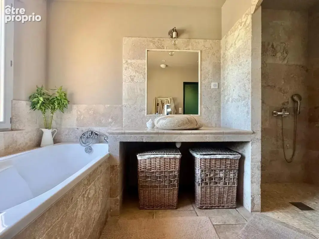 Ensemble immobilier de caractère à Malaucène : grande habitation de charme, hangar et dépendances professionnelles - photo 14