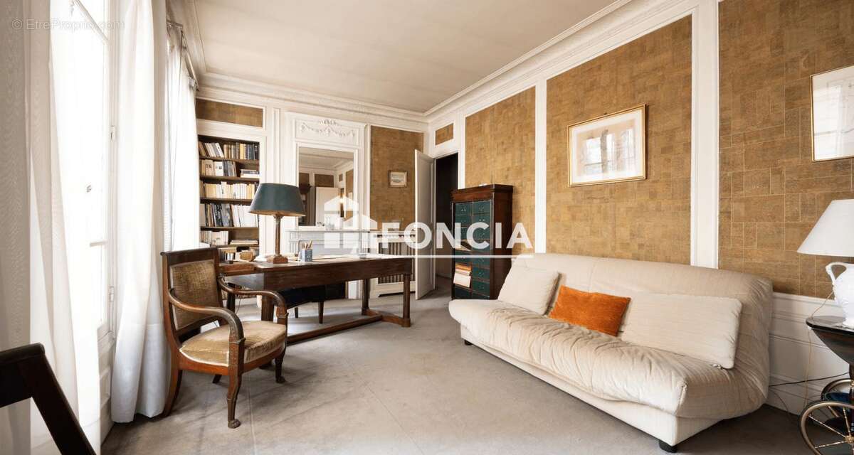 Appartement à PARIS-16E