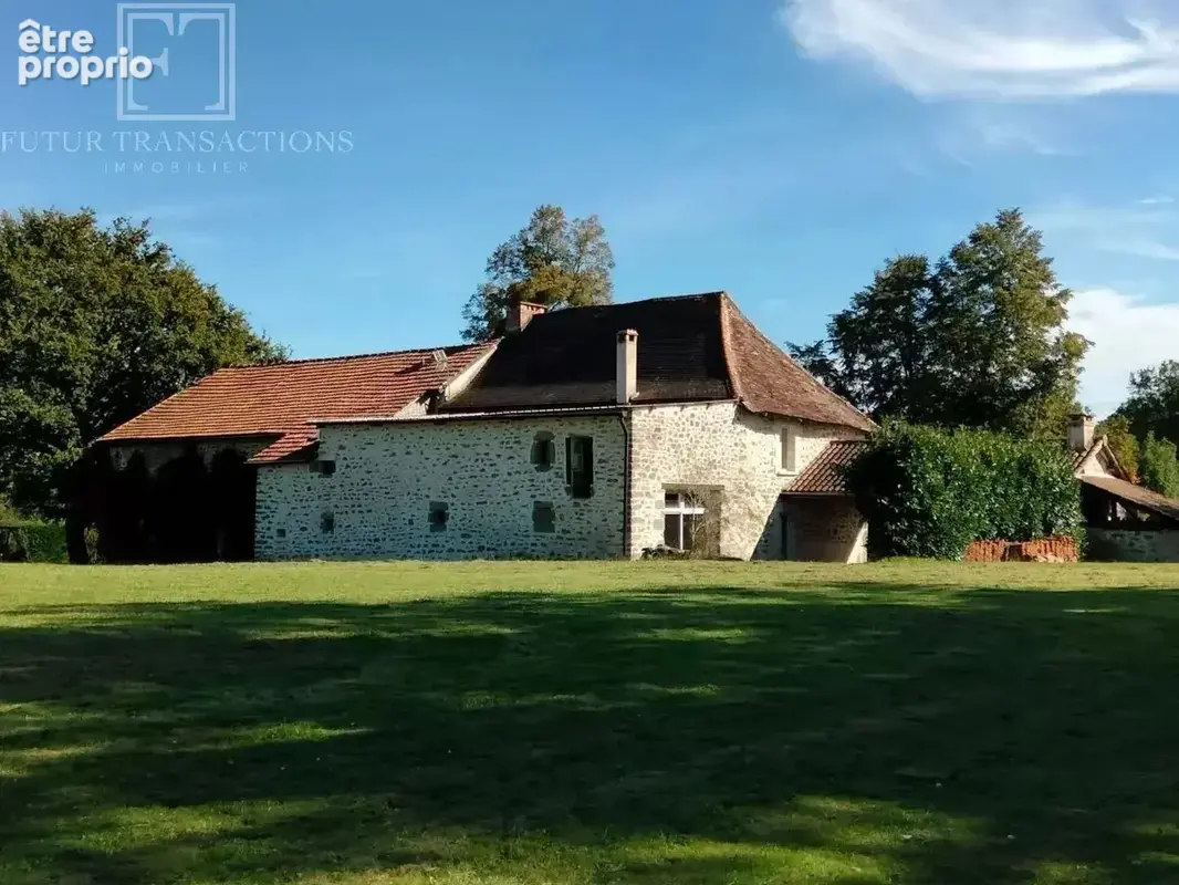 Maison de caractère sur 8175 m² - photo 1