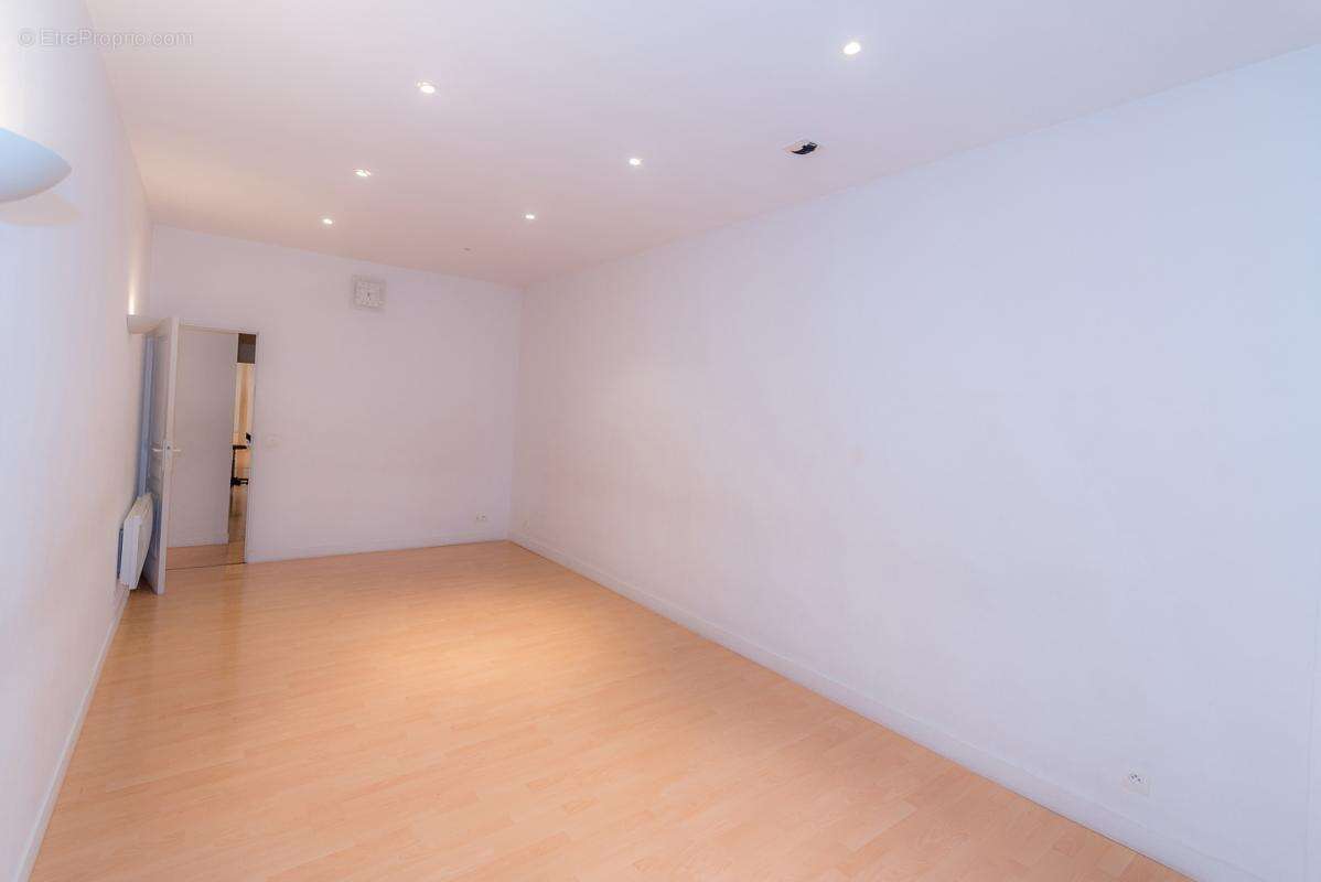 Commerce à PARIS-9E