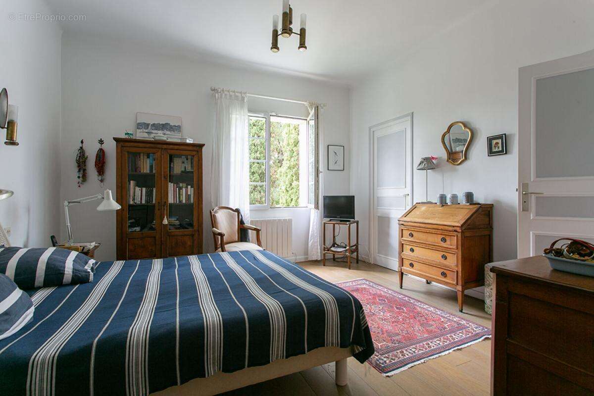 Maison Gétigné 11 P . 6 Chs . Bureaux . 274.92 M² . T 6832 M² . Garage . Cave . Salle de jeux . Bucher - photo 8