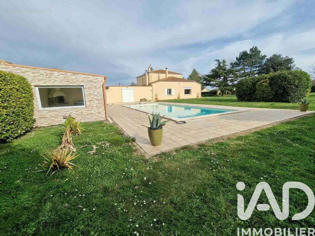 Maison 255 m² à Saint-Seurin-De-Cursac  - photo 3