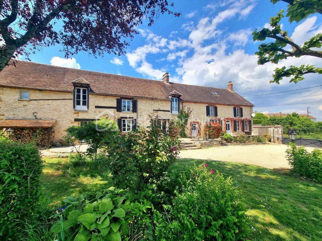 Propriété 14 pièces, 8 chambres, granges, cave et jardin - photo 19