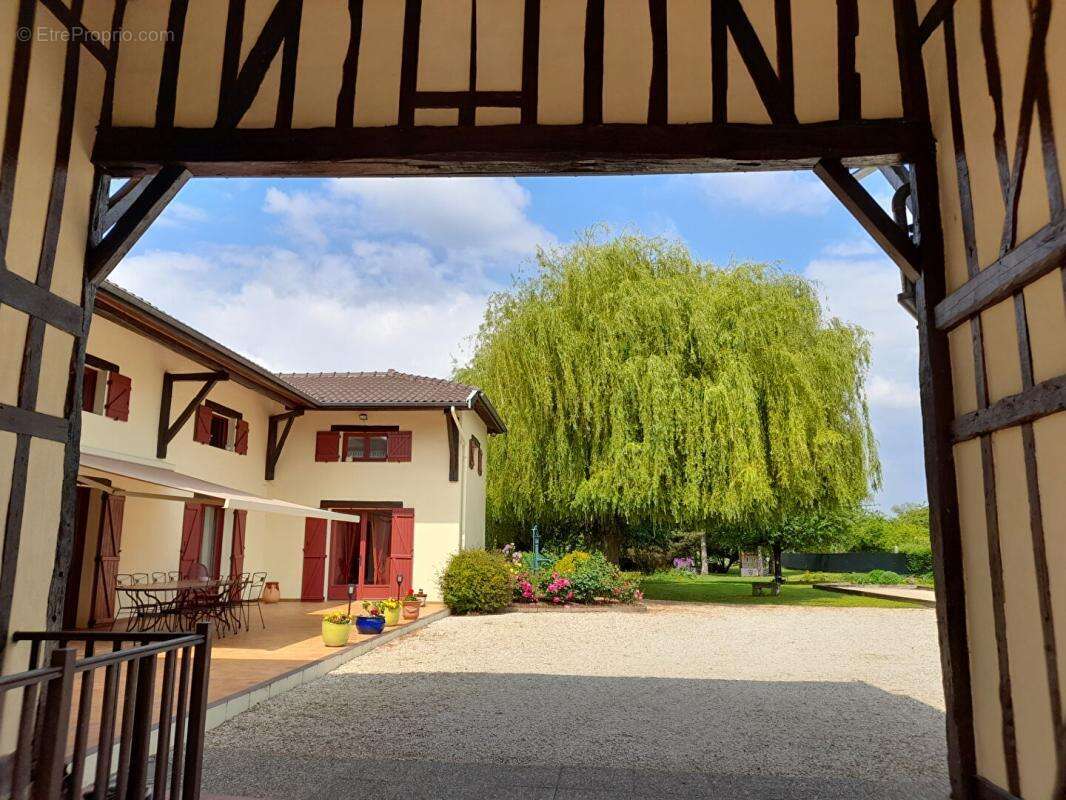 Maison à GIFFAUMONT-CHAMPAUBERT