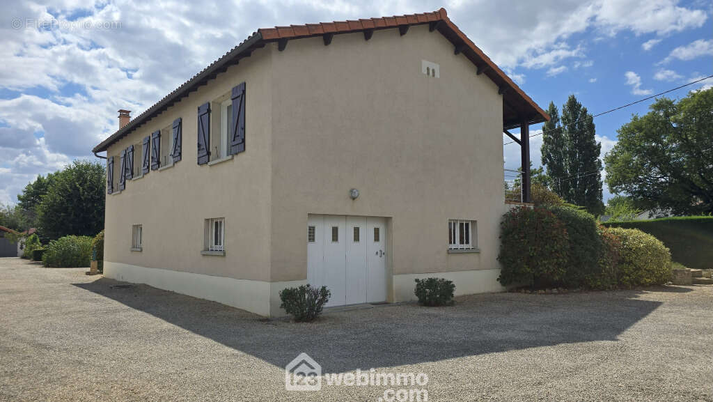 Plusieurs possibilités d&#039;accès : par le garage ou par quelques marches. - Maison à NIEUIL-L&#039;ESPOIR