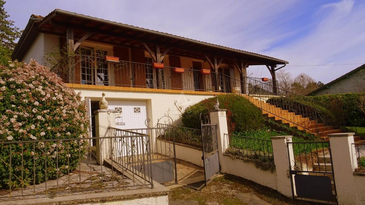 Maison à LEGUILLAC-DE-L'AUCHE