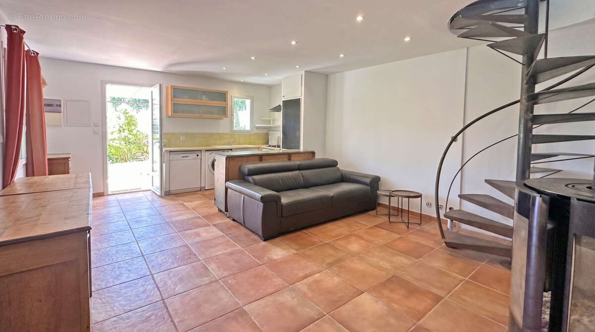 Deux bastidons à rénover au cœur de la Provence   11 000 m2 de terrain - photo 10