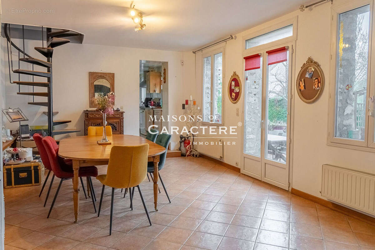 Maison à BEYNES