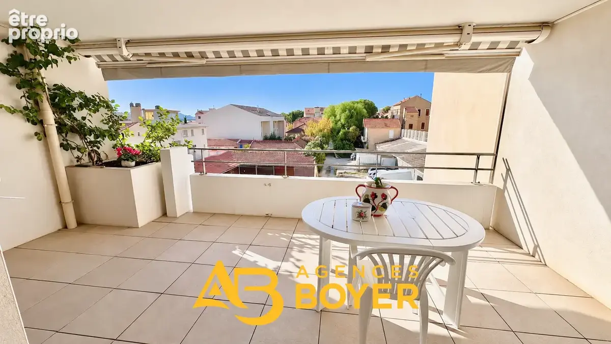 BANDOL CENTRE-VILLE   T4 de plus de 83 m2 avec terrasse et balcon, 2 garages possibles en sus - photo 2
