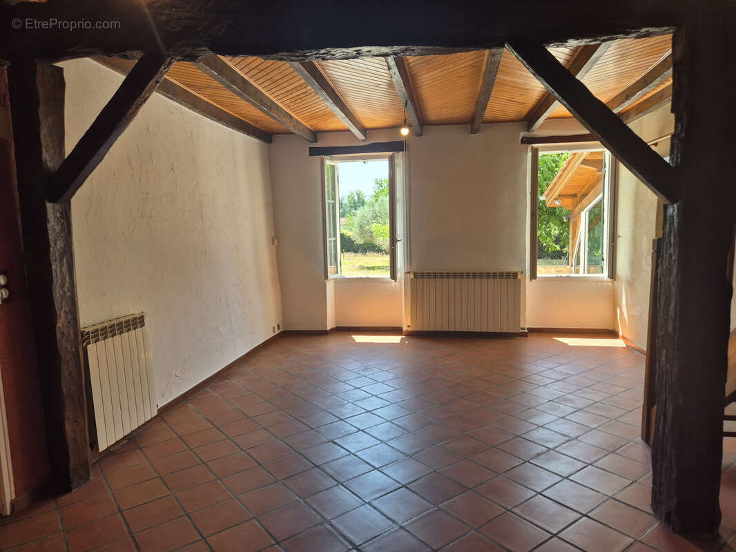 Maison en pierre de 209 m2 avec piscine et dépendances sur un terrain clos de 7075 m2 - photo 7