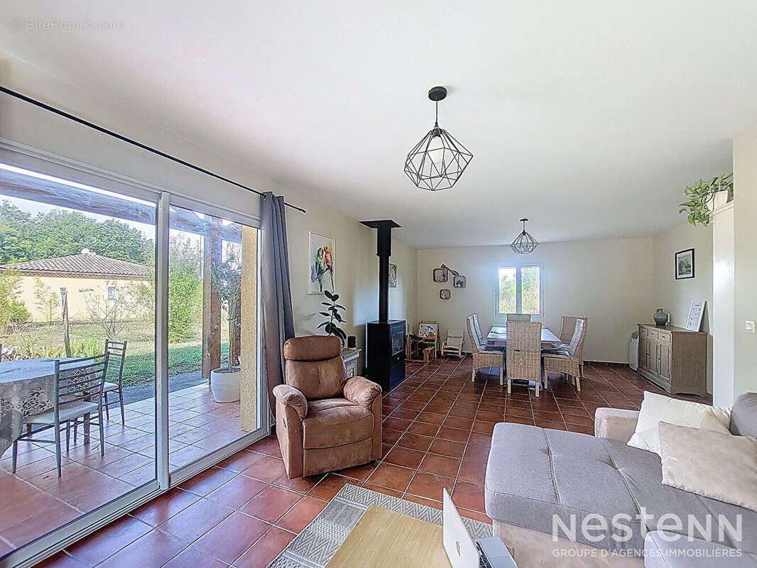 À vendre : Maison contemporaine de 153 m² avec demi-sous-sol à Gondrin, sur terrain de 3500 m² - photo 3