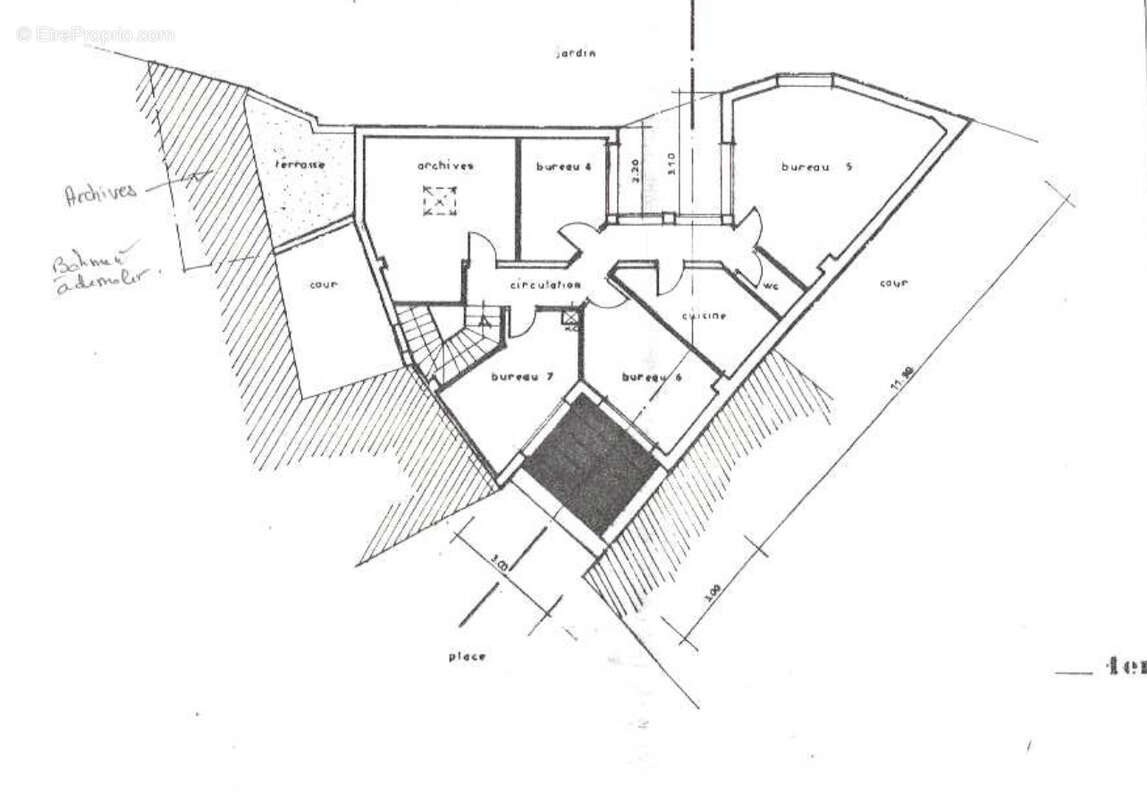 MEULAN CENTRE Bel emplacement pour cet immeuble de 178 m2 comprenant 7 bureaux, salle de réunion et archives. - photo 3