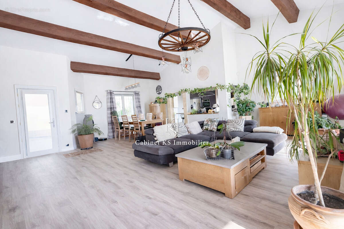 Maison 277 m² à Chateauneuf-Le-Rouge  - photo 4