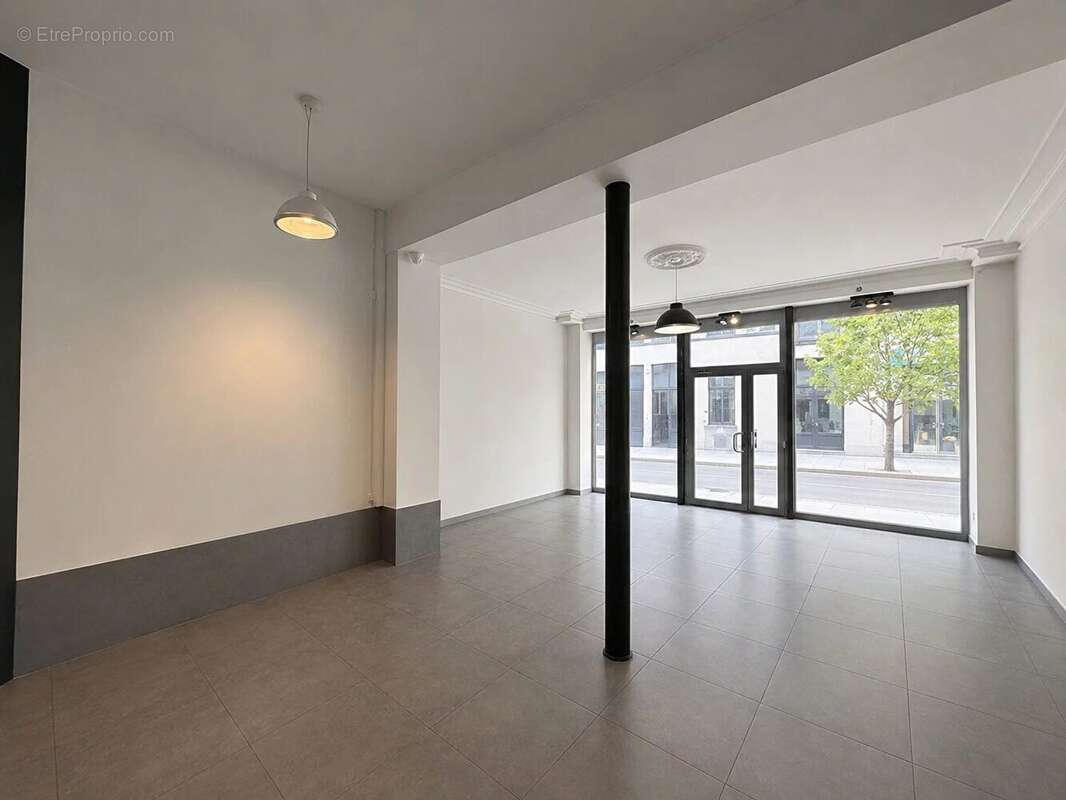 ASNIERERS 5 minutes gare local commercial de 377 m²loi CARREZ, 406 m² surface utile - photo 3