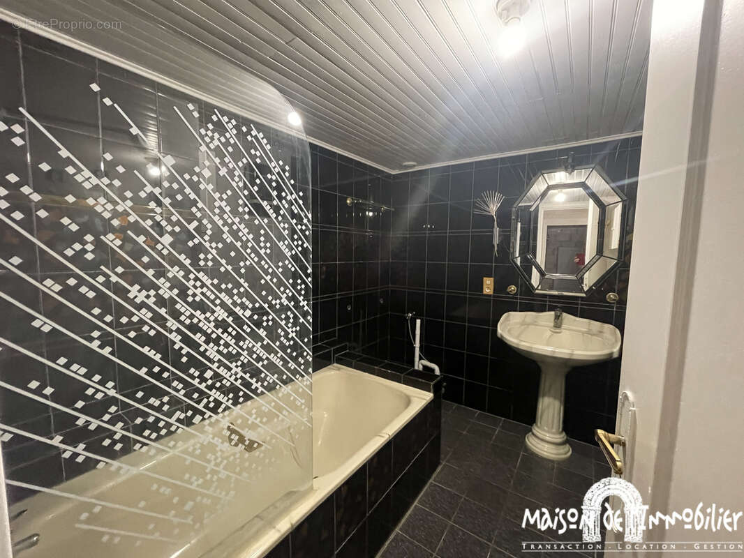 A vendre à CHATEAUBERNARD - Spacieuse Charentaise de 4 pièces - 154m2 - Jardin clos - photo 12