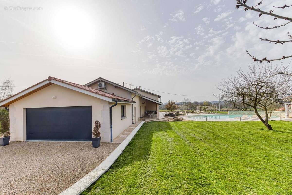 Maison 290 m² à Saint-Denis-Les-Bourg  - photo 9