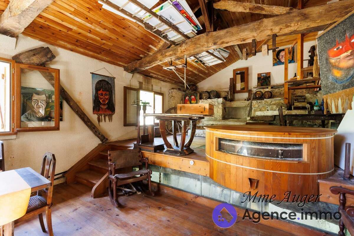 SALON AVEC MEULE ET VUE SALLE DES MEULES - Maison à HABAS
