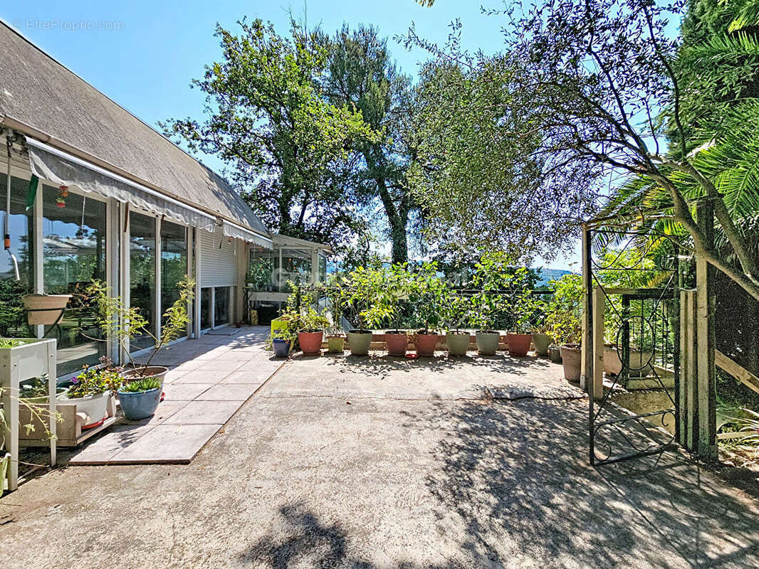 Maison familiale de 144 m² habitables avec dépendance, jardin arboré et fort potentiel - photo 12