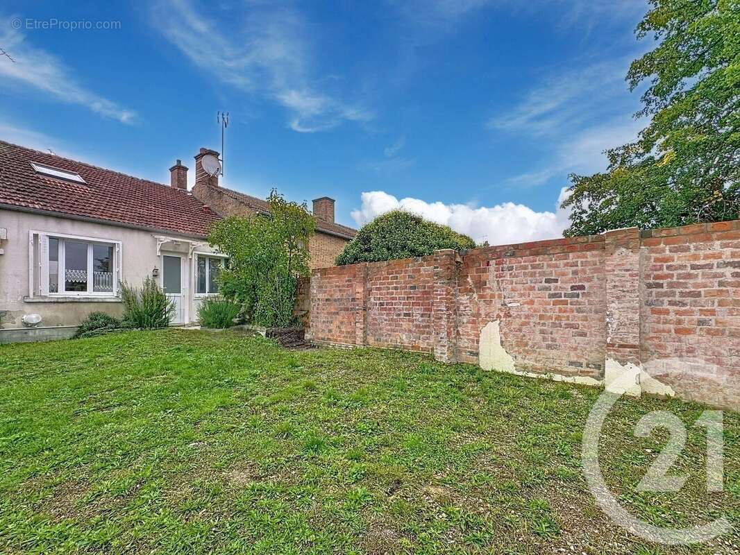 Maison à MARCILLY-EN-VILLETTE