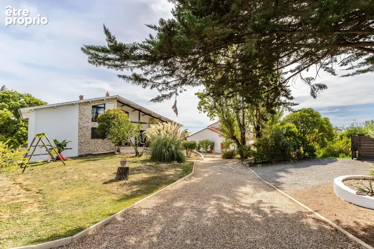 Une maison moderne avec piscine, jardin et parking - photo 7