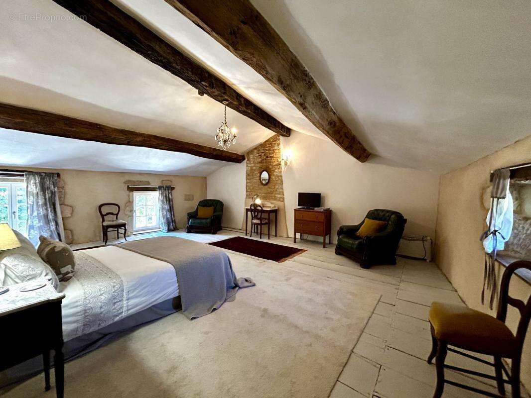 Maison en pierre de 186m2, dépendances et beau jardin - photo 13