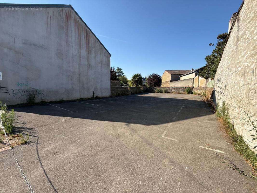 Murs commerciaux de 300m2 avec parking prive - photo 2