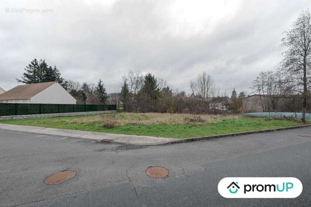 Terrain à MONTIGNY-LENCOUP