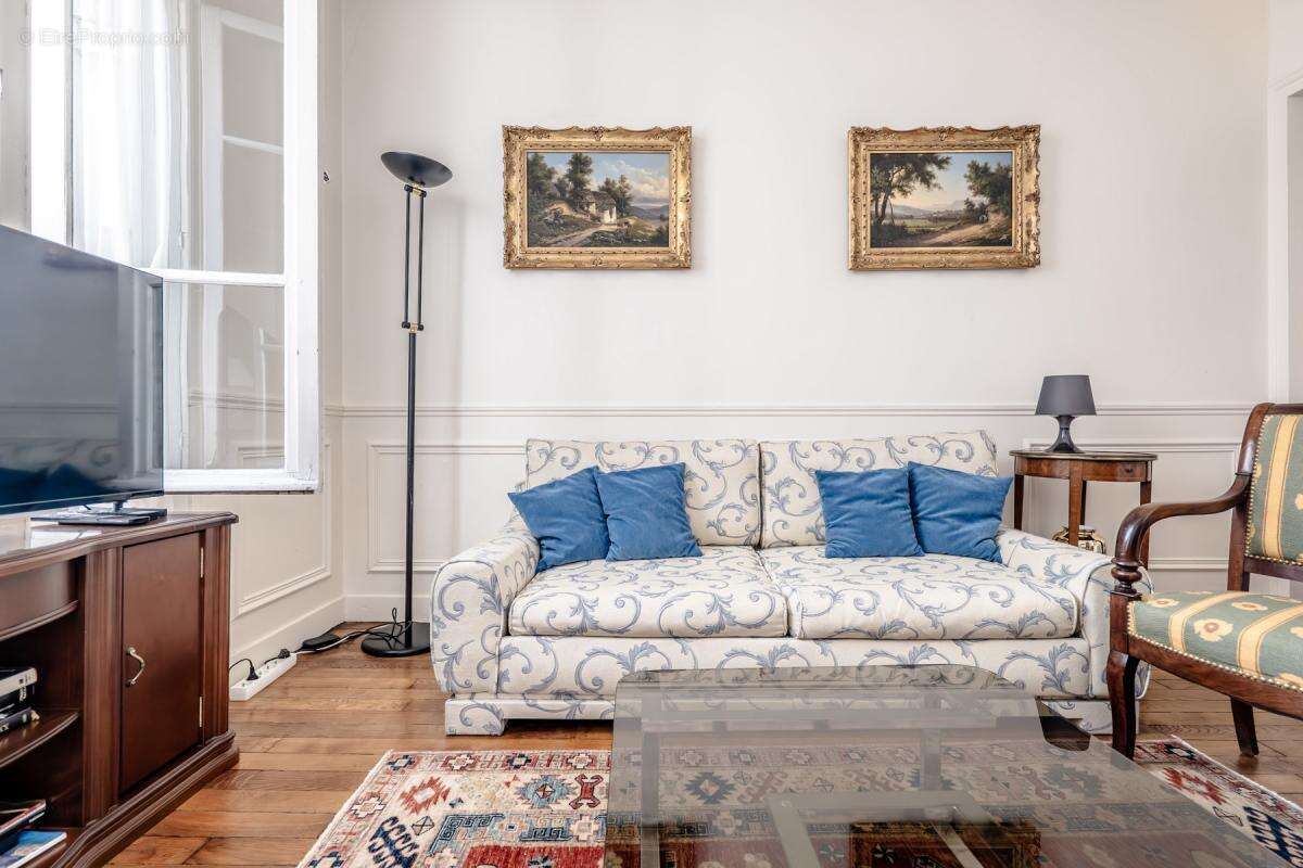 Appartement à PARIS-1E