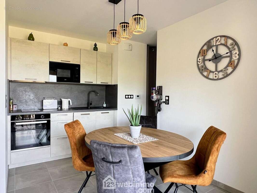 La cuisine ouverte entièrement aménagée et équipée... - Appartement à ANGERS