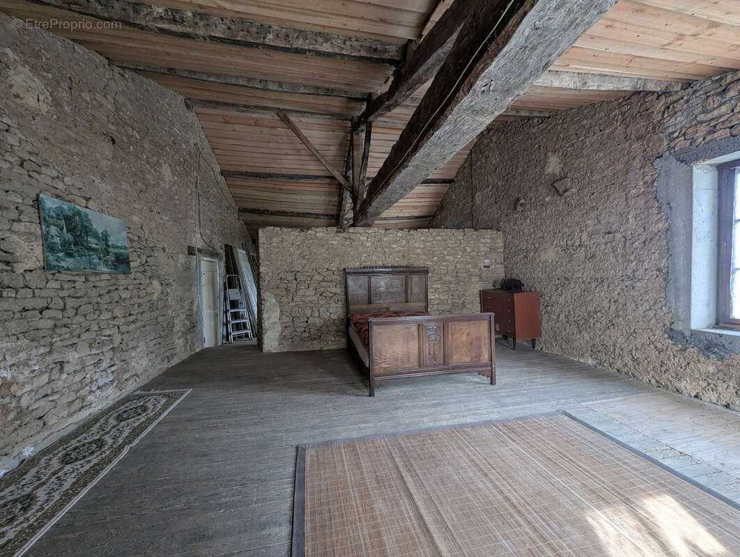 Maison à BAZOGES-EN-PAREDS