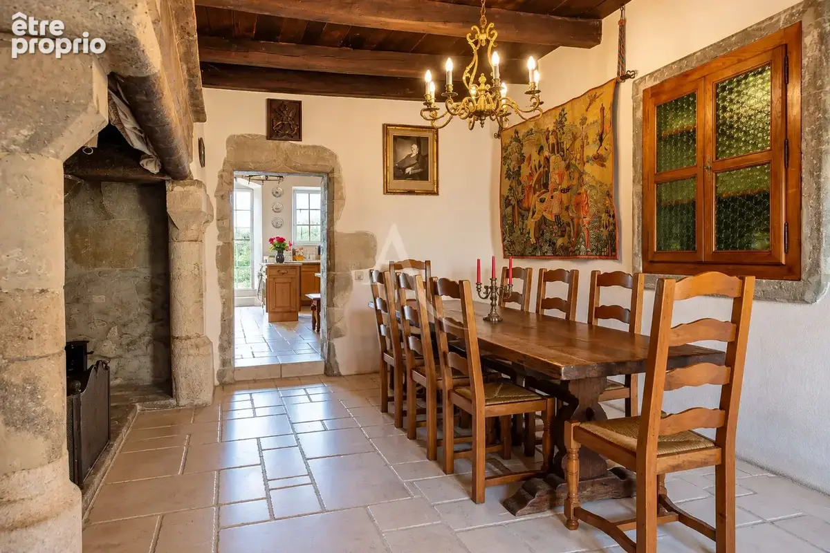 Château à Chilly - 215 m² habitables et dépendances sur 5 126 m² - photo 2