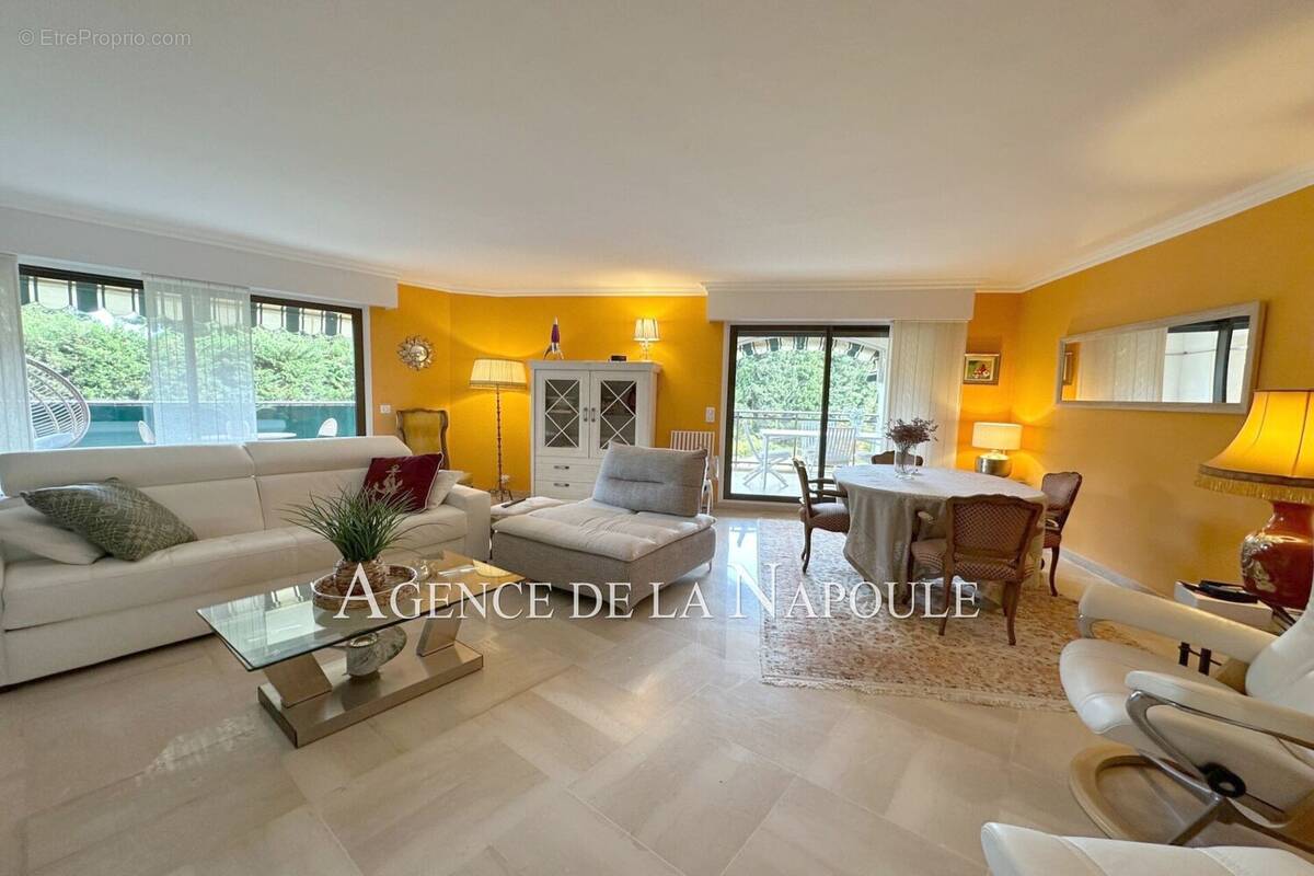 Appartement à MANDELIEU-LA-NAPOULE