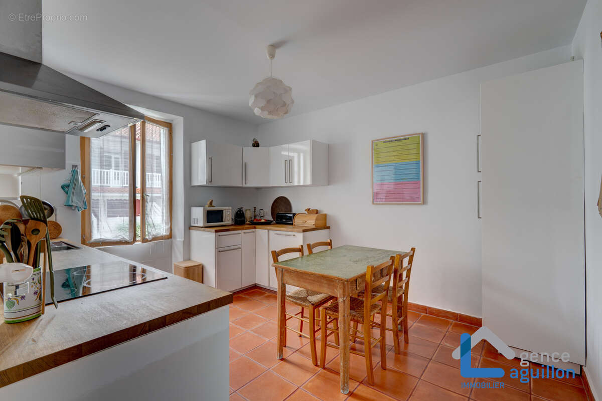 À deux pas de la plage   Grand T2 de 55 m2 avec extérieur et stationnement. - photo 10